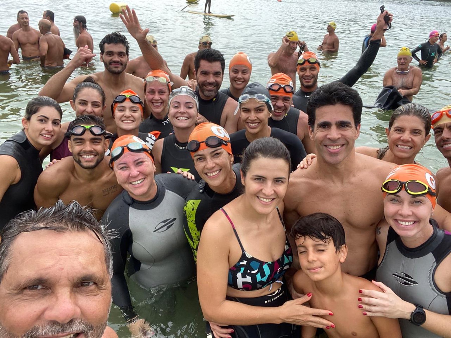 Grupo de nadadores dentro da água em prova de águas abertas