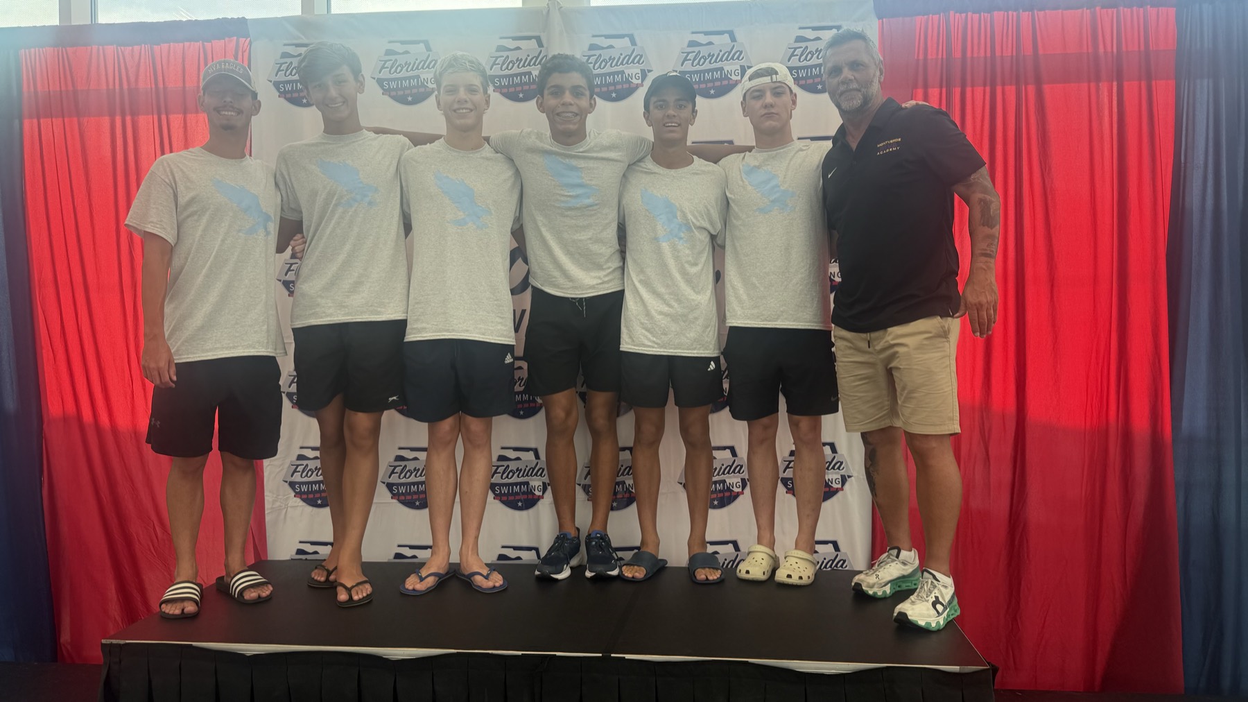 Marão com a equipe de atletas no palco de um evento nos Estados Unidos