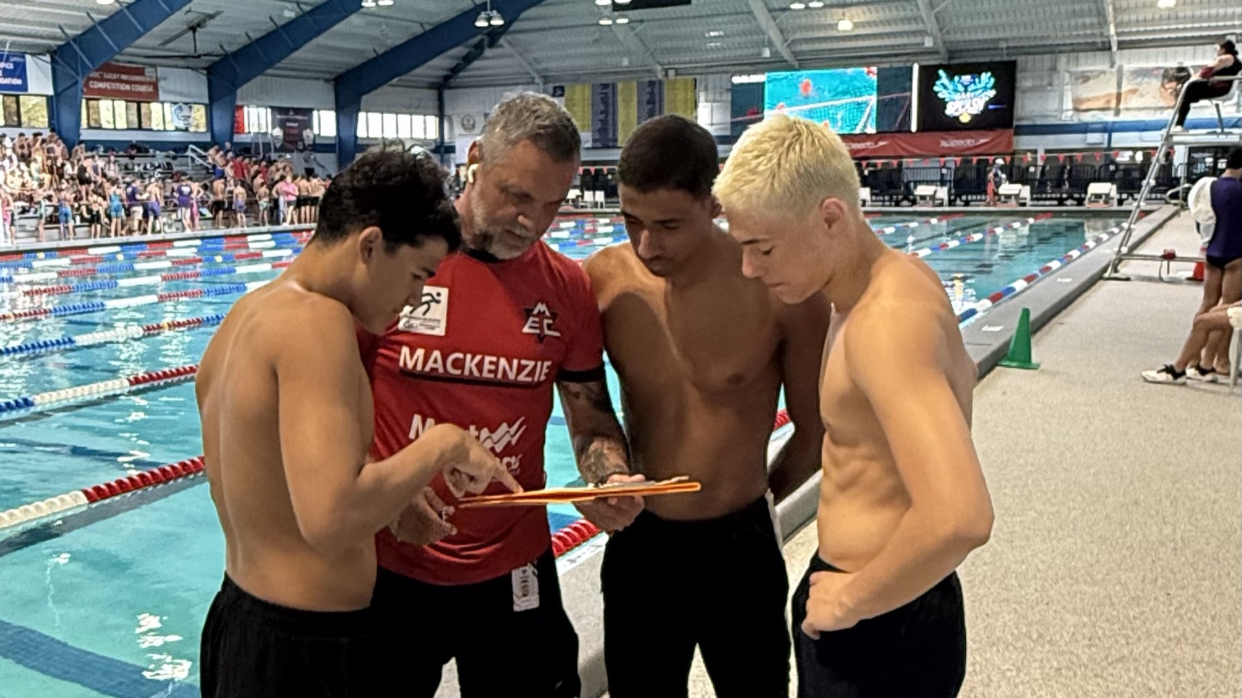 Marão Belisário orientando atletas durante o treino